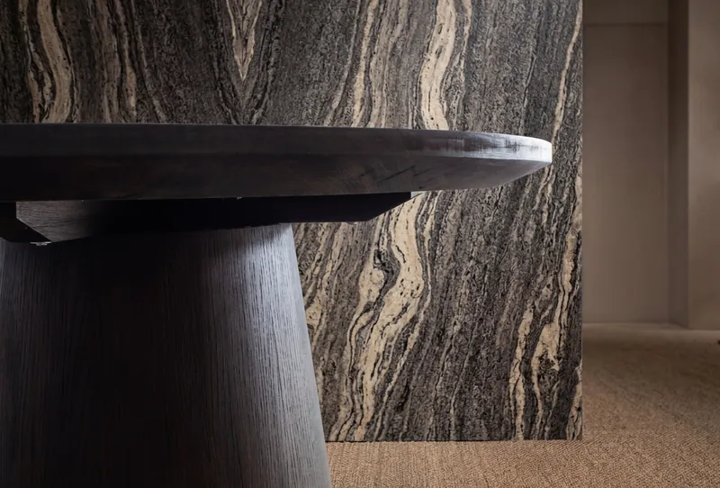 Mesa de comedor en roble ahumado con base cónica
