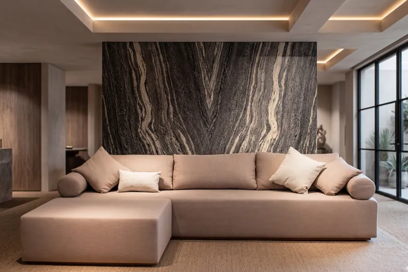 Sofá seccional con chaise, tapizado en lino